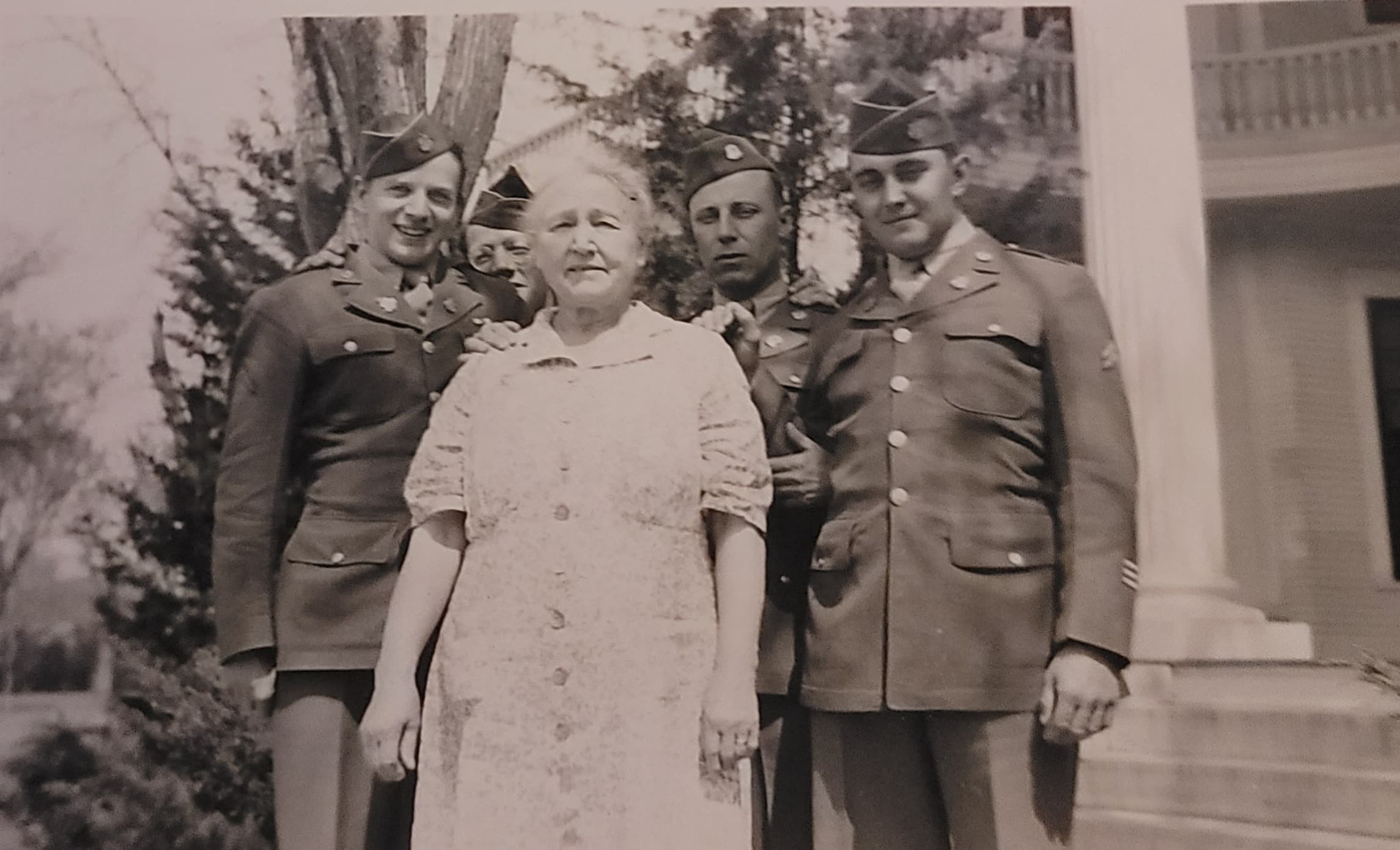 Mrs. Seelye with four soldiers